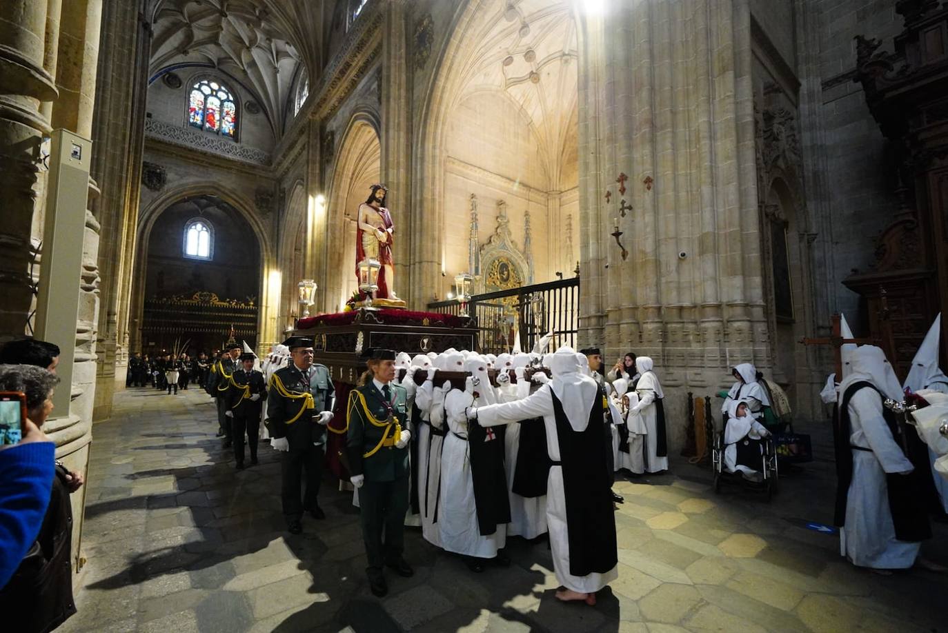 Las emotivas imágenes de un Jueves Santo empapado por la pena y sin procesiones en las calles