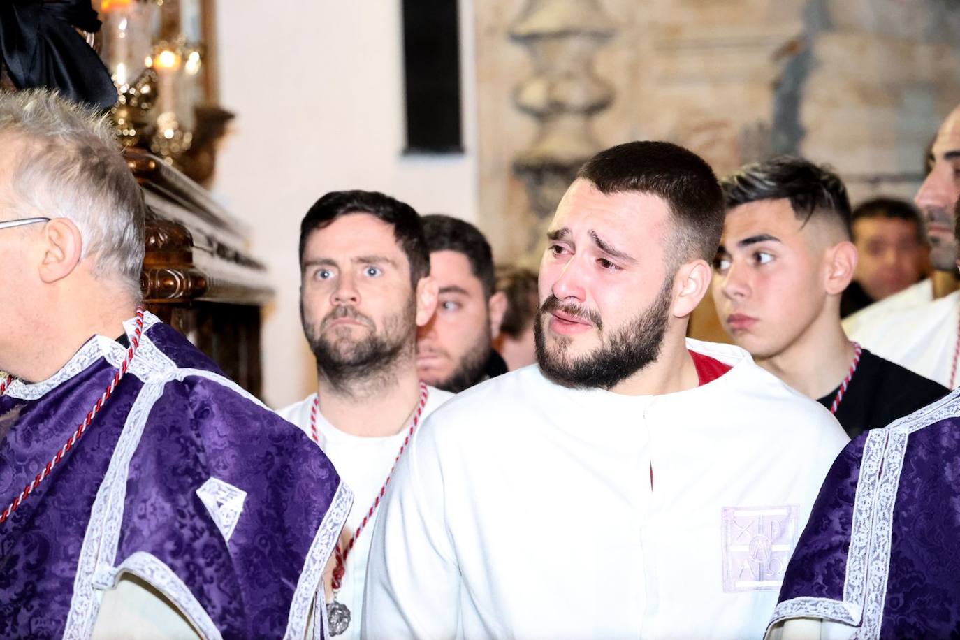 Las emotivas imágenes de un Jueves Santo empapado por la pena y sin procesiones en las calles