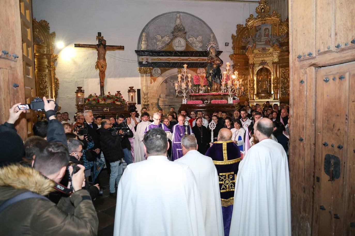 Las emotivas imágenes de un Jueves Santo empapado por la pena y sin procesiones en las calles