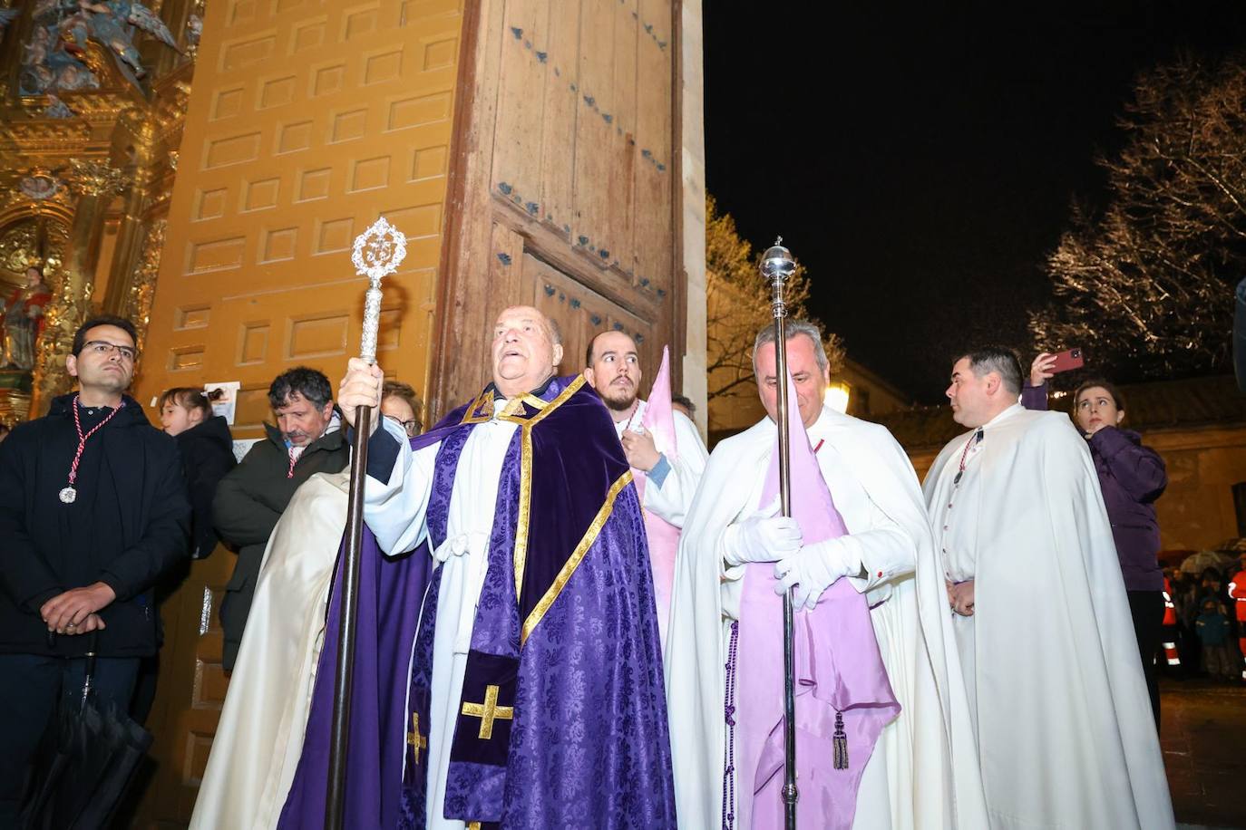 Las emotivas imágenes de un Jueves Santo empapado por la pena y sin procesiones en las calles