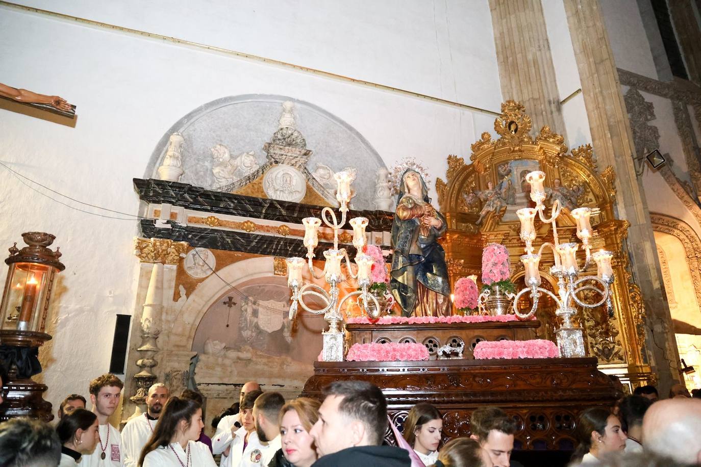 Las emotivas imágenes de un Jueves Santo empapado por la pena y sin procesiones en las calles