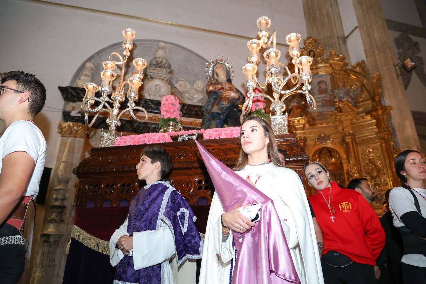 Las emotivas imágenes de un Jueves Santo empapado por la pena y sin procesiones en las calles