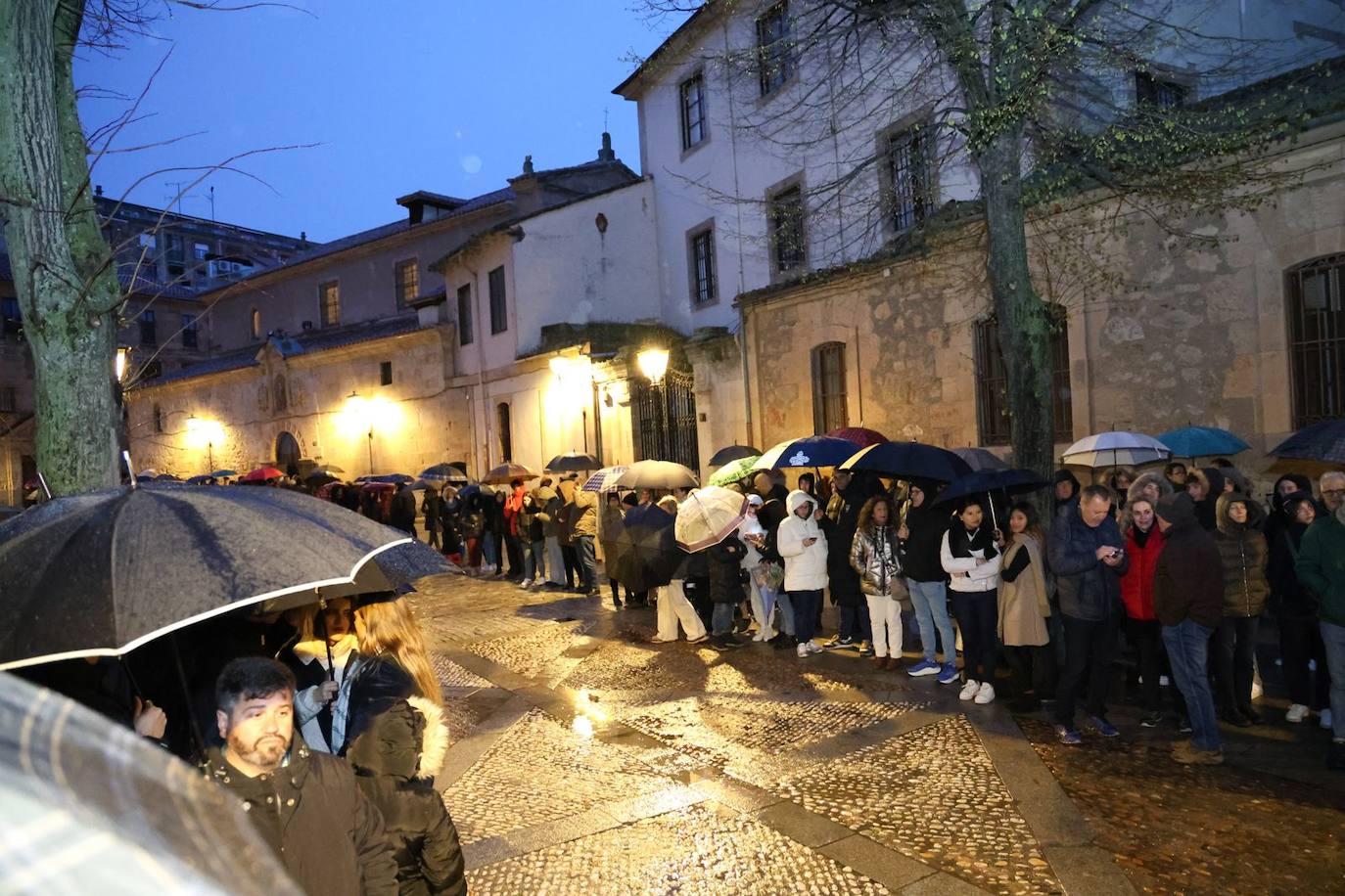 Las emotivas imágenes de un Jueves Santo empapado por la pena y sin procesiones en las calles