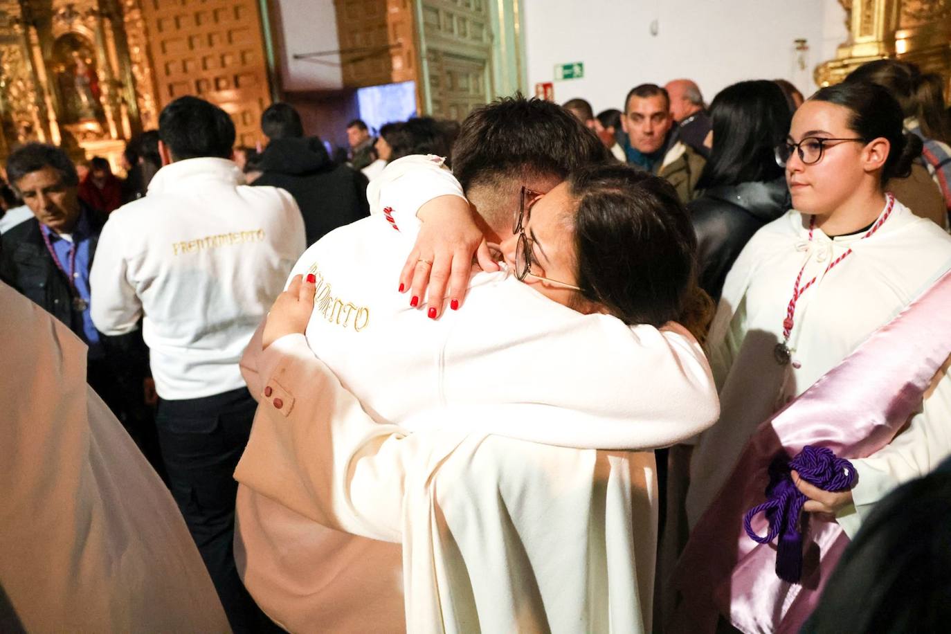 Las emotivas imágenes de un Jueves Santo empapado por la pena y sin procesiones en las calles