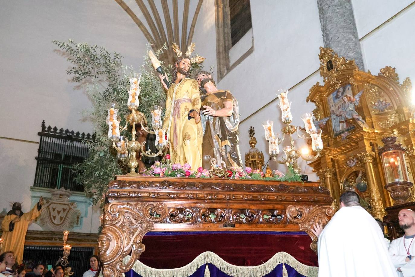 Las emotivas imágenes de un Jueves Santo empapado por la pena y sin procesiones en las calles