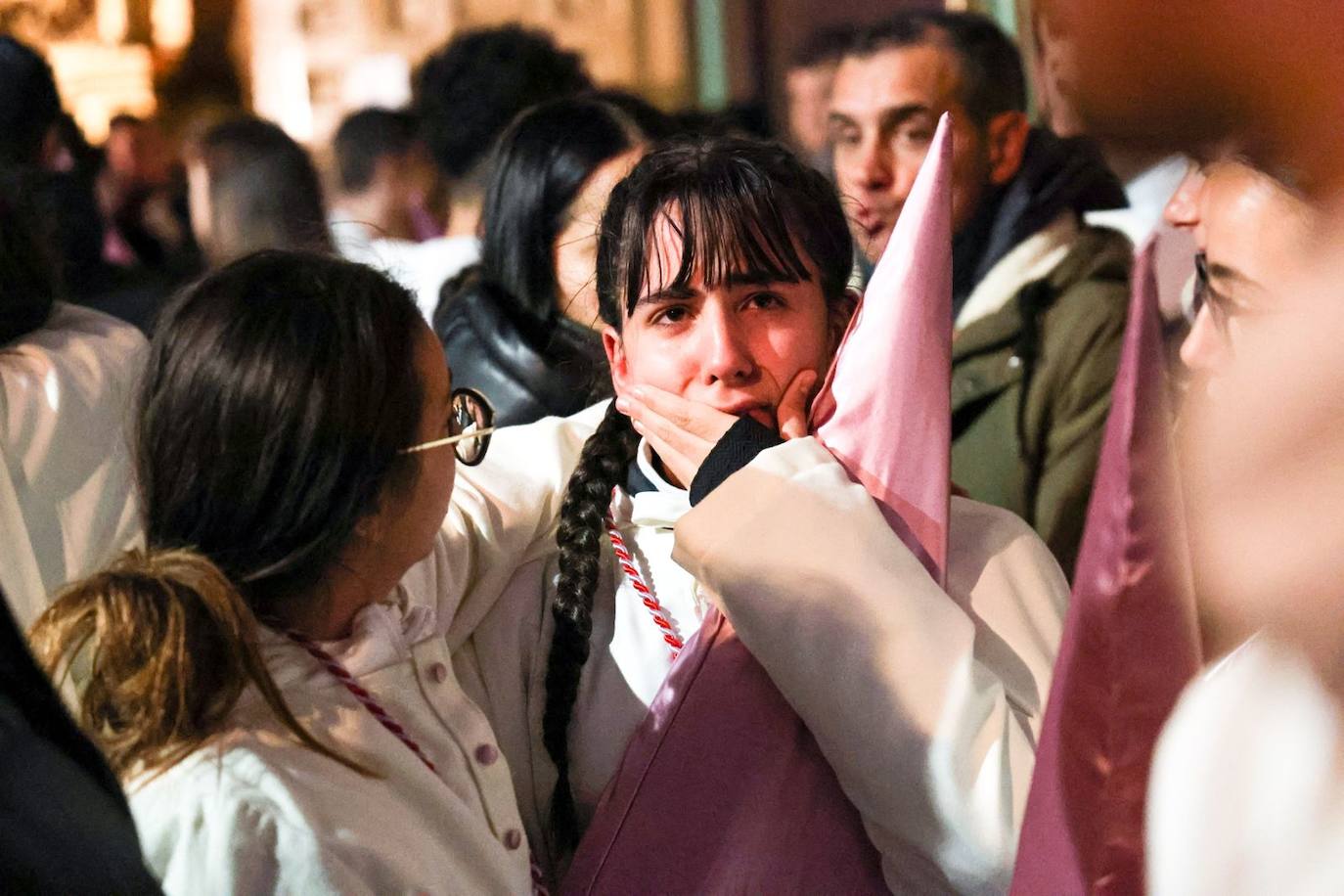 Las emotivas imágenes de un Jueves Santo empapado por la pena y sin procesiones en las calles