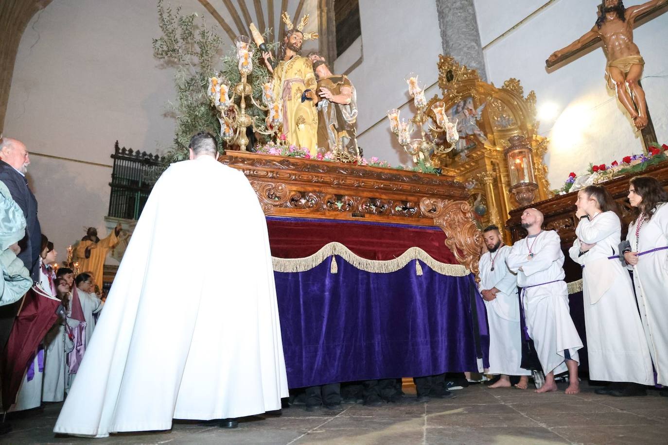 Las emotivas imágenes de un Jueves Santo empapado por la pena y sin procesiones en las calles