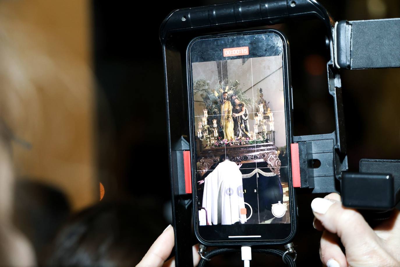 Las emotivas imágenes de un Jueves Santo empapado por la pena y sin procesiones en las calles