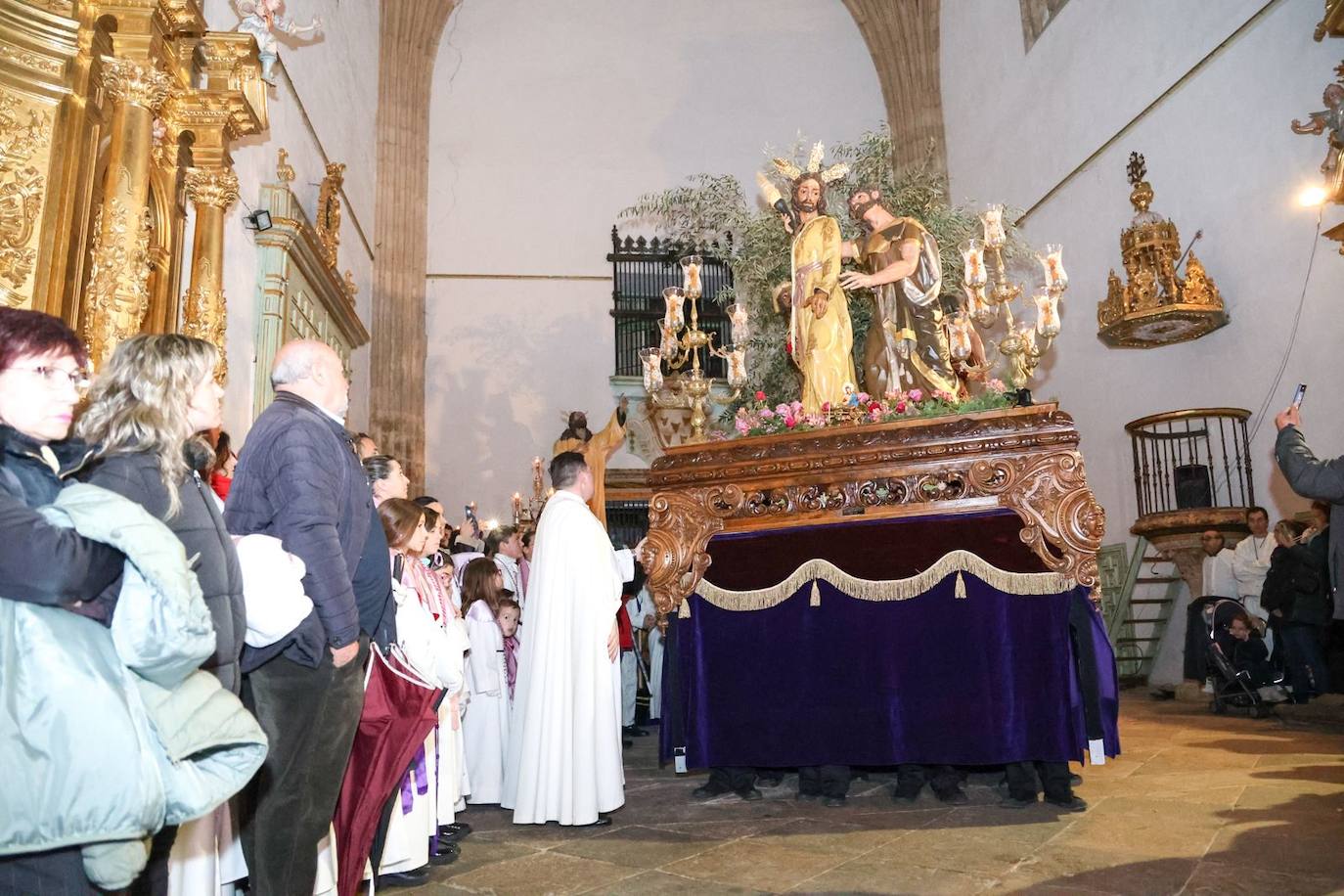 Las emotivas imágenes de un Jueves Santo empapado por la pena y sin procesiones en las calles