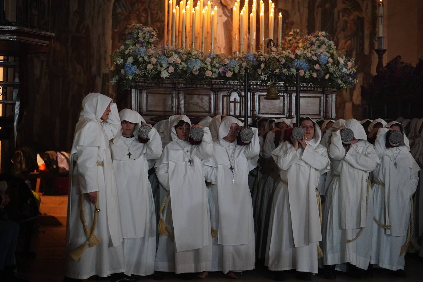 Las emotivas imágenes de un Jueves Santo empapado por la pena y sin procesiones en las calles