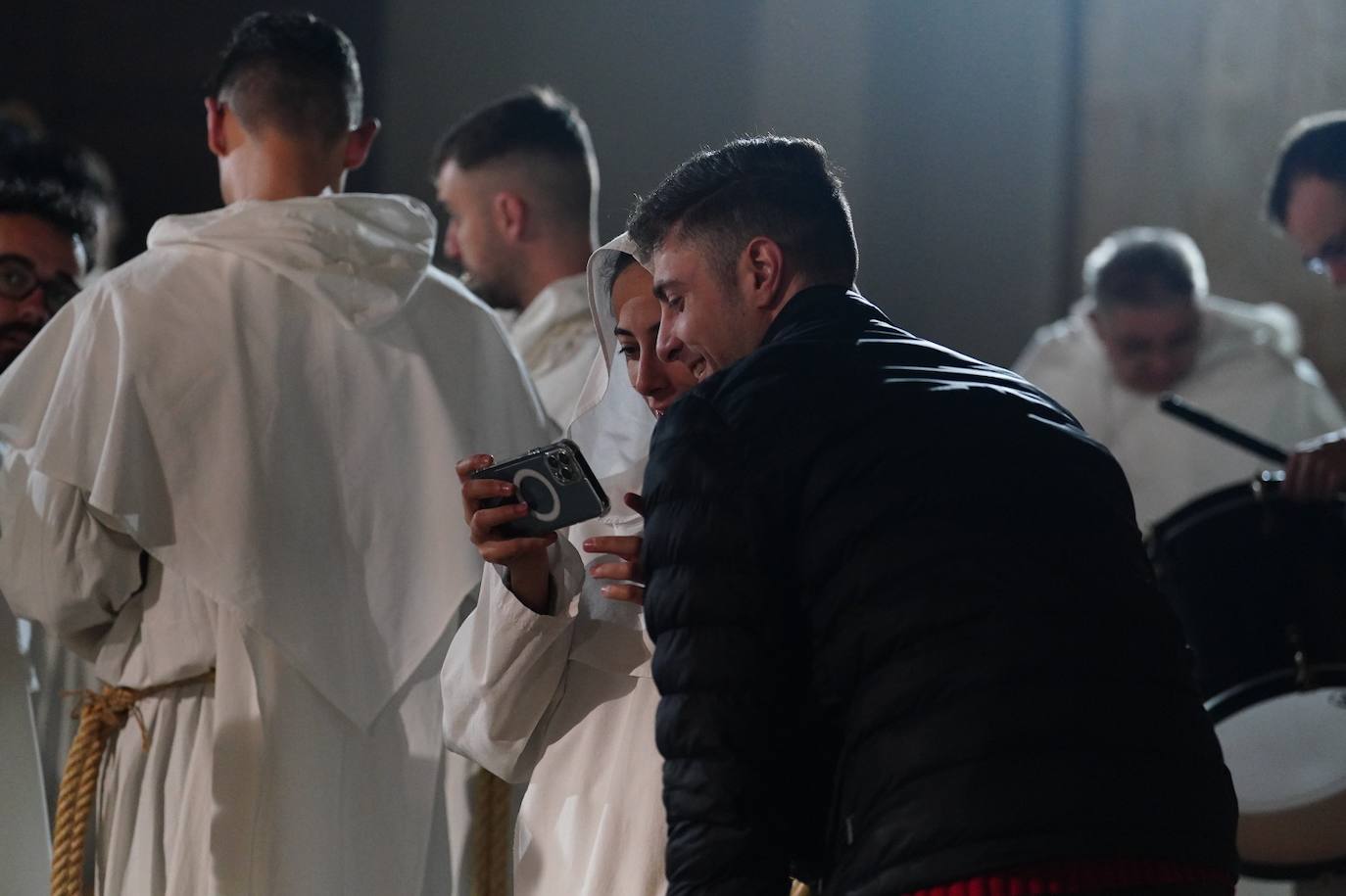 Las emotivas imágenes de un Jueves Santo empapado por la pena y sin procesiones en las calles