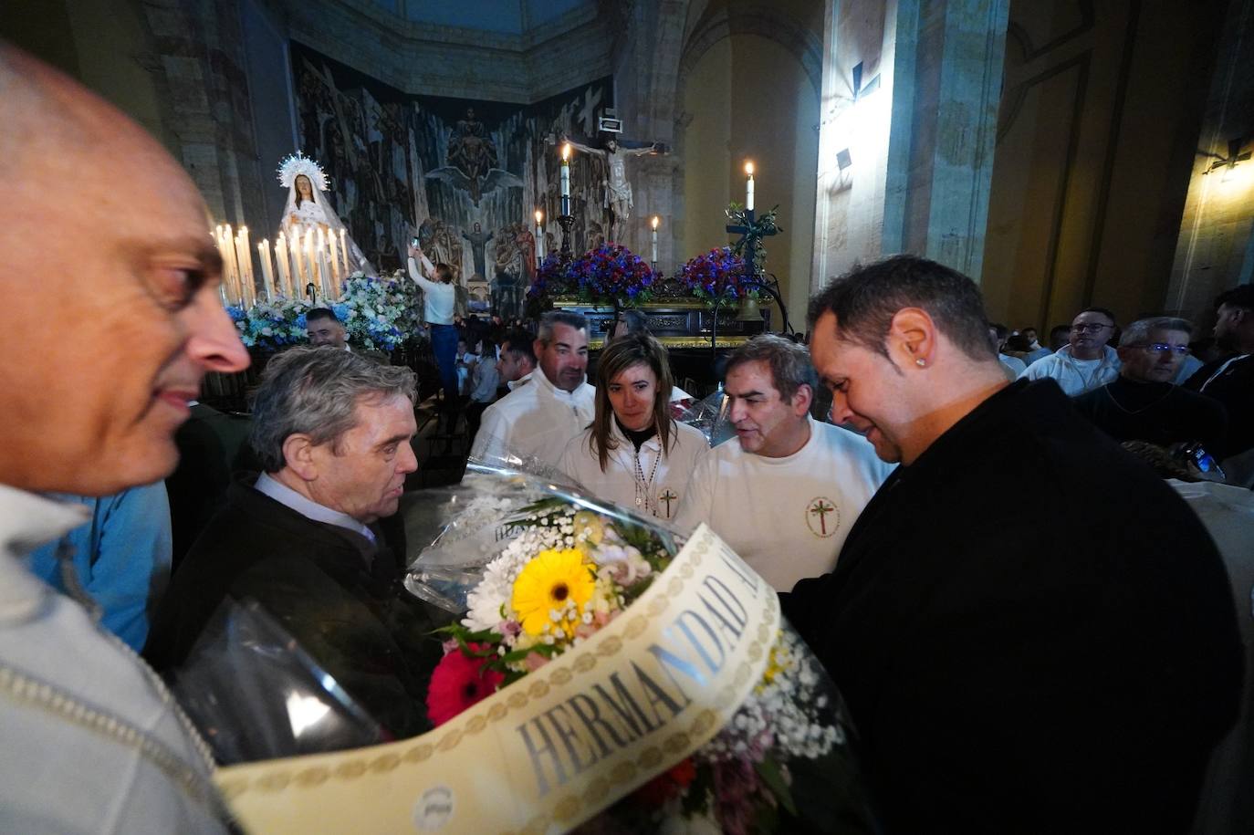 Las emotivas imágenes de un Jueves Santo empapado por la pena y sin procesiones en las calles