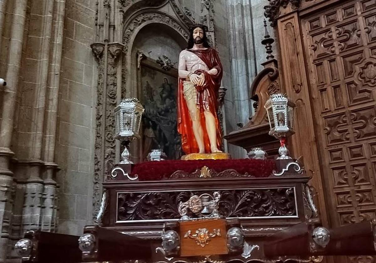 Así ha sido la procesión del Vía Crucis por el interior de la Catedral Nueva