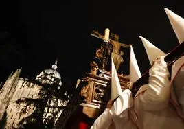 La lluvia y el viento no lo impidieron: así fue la emocionante salida del Cristo de la Agonía Redentora de la Catedral Nueva