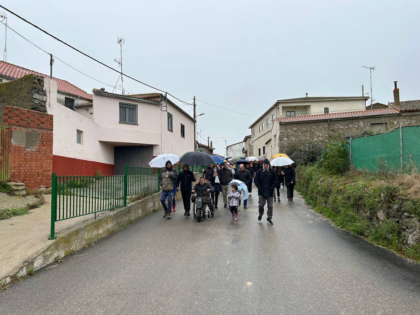 Más de 200 personas participan en la marcha solidaria de Malpartida