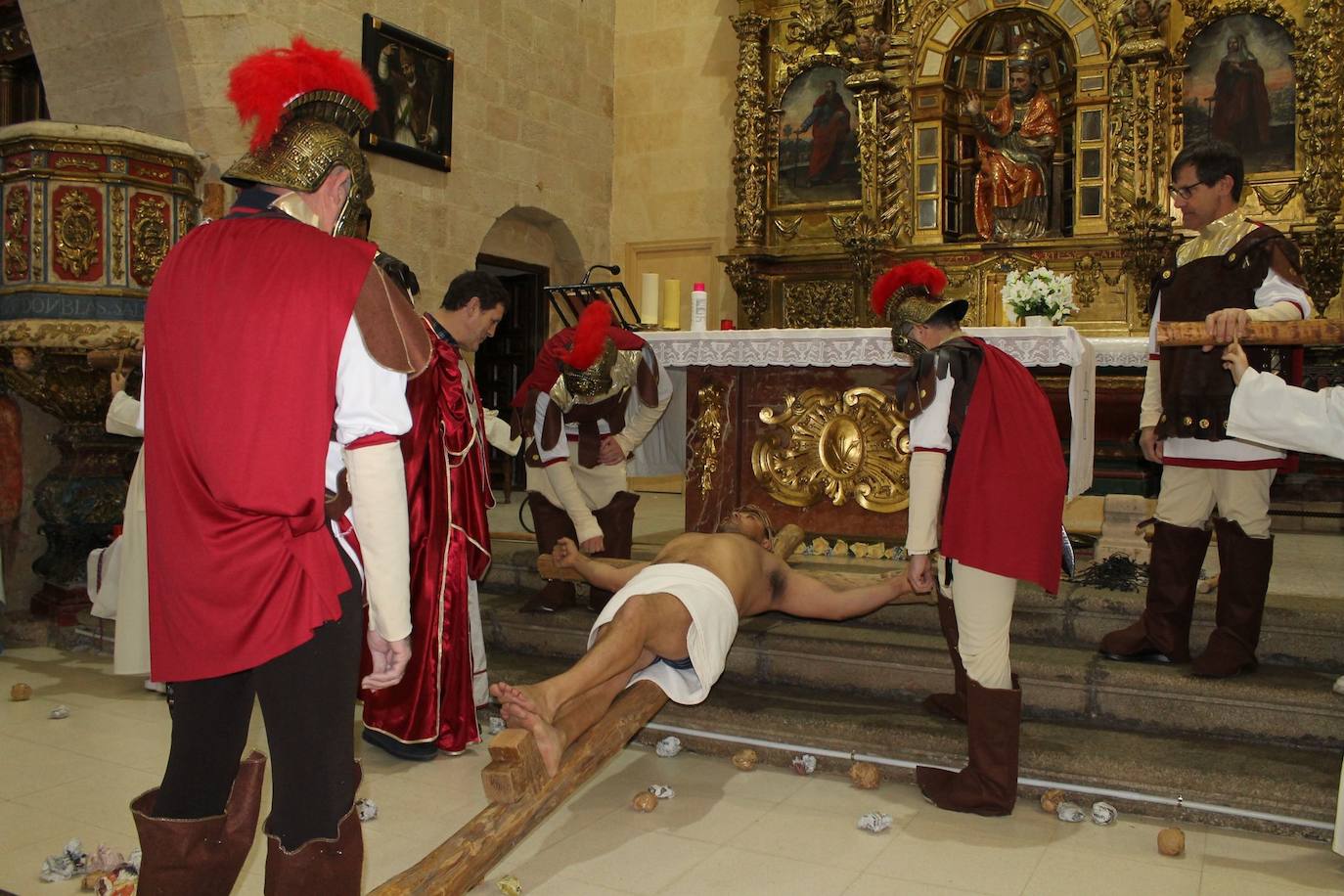 El viacrucis viviente de Villoruela cautiva a los fieles