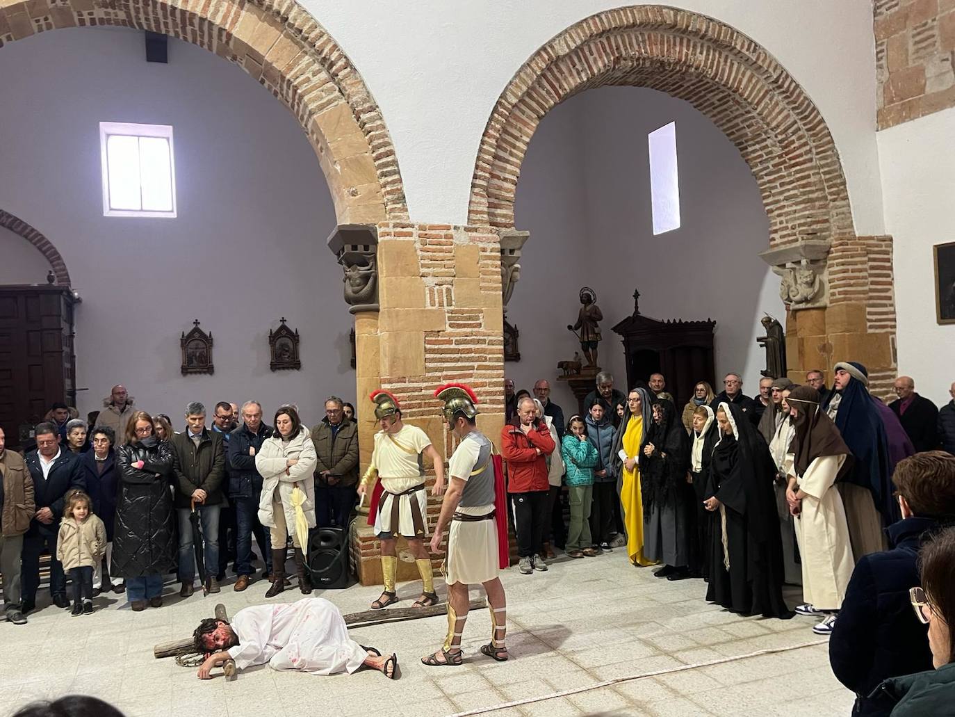 Las expresivas escenas del viacrucis viviente de Paradinas de San Juan