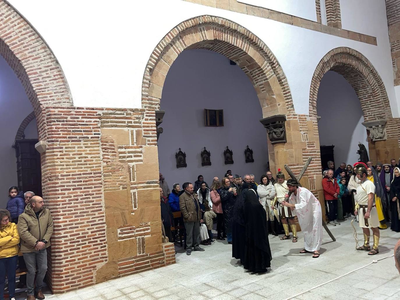 Las expresivas escenas del viacrucis viviente de Paradinas de San Juan