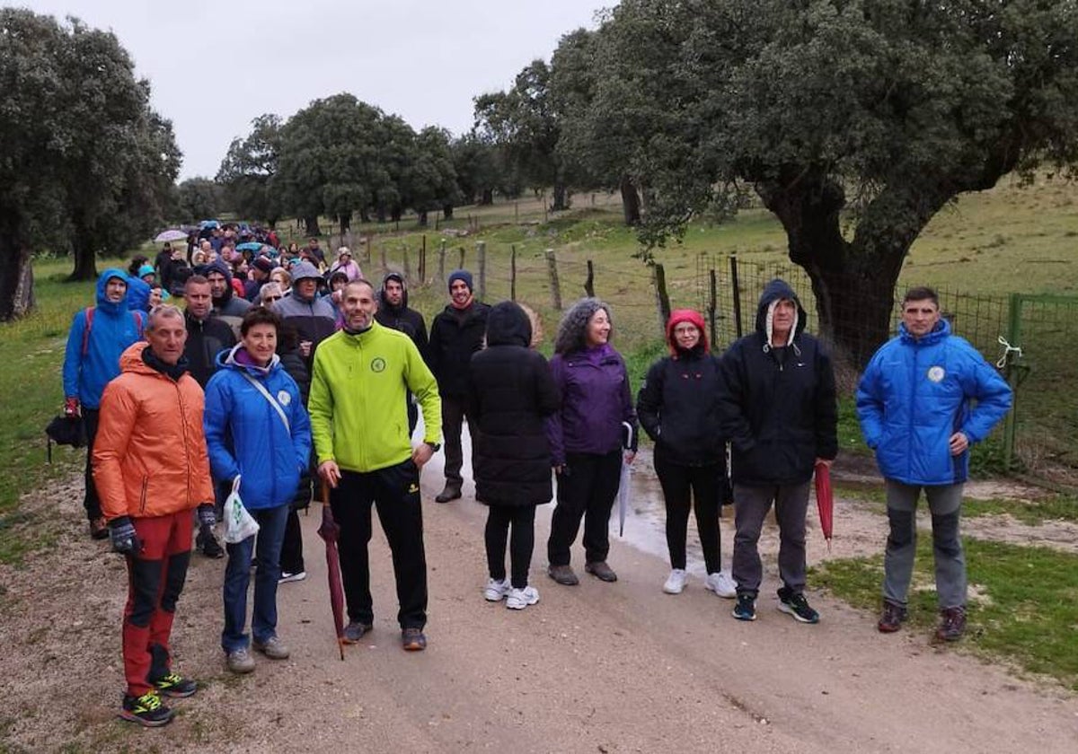 Más de 200 personas participan en la marcha solidaria de Malpartida