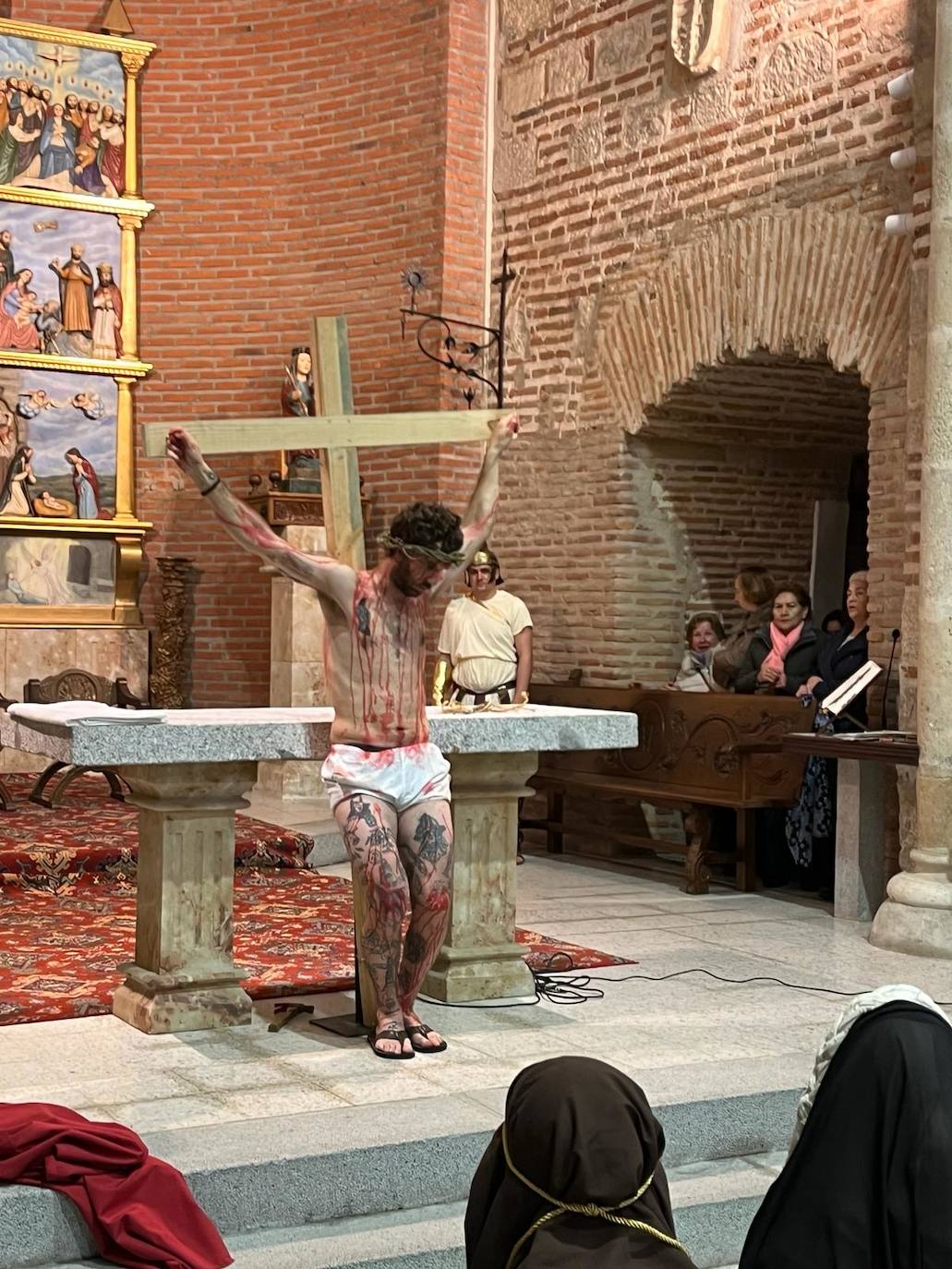 Las expresivas escenas del viacrucis viviente de Paradinas de San Juan