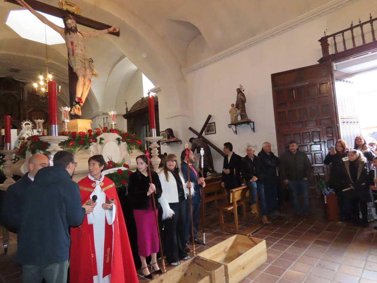 La Piedad y el Cristo de San Luis presencian la ofrenda de la vela