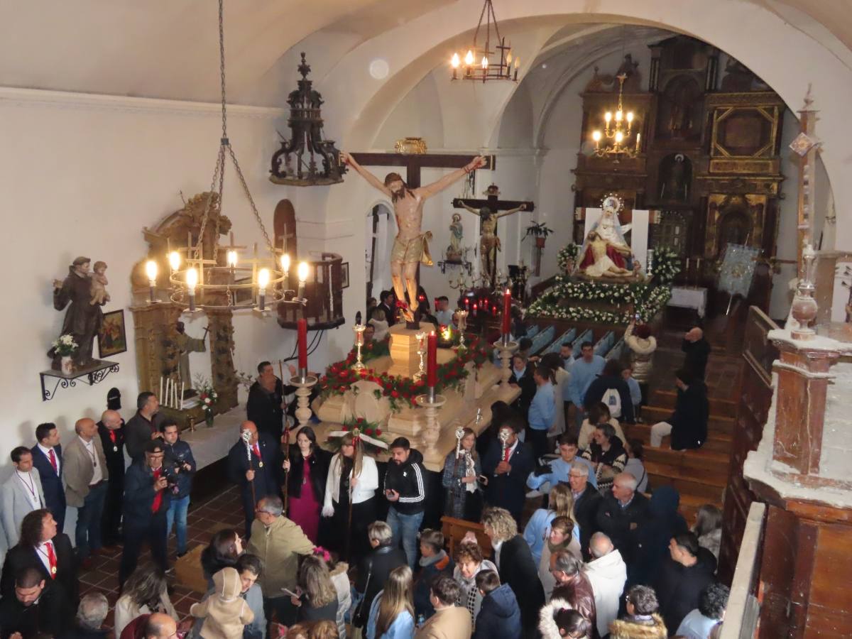 La Piedad y el Cristo de San Luis presencian la ofrenda de la vela