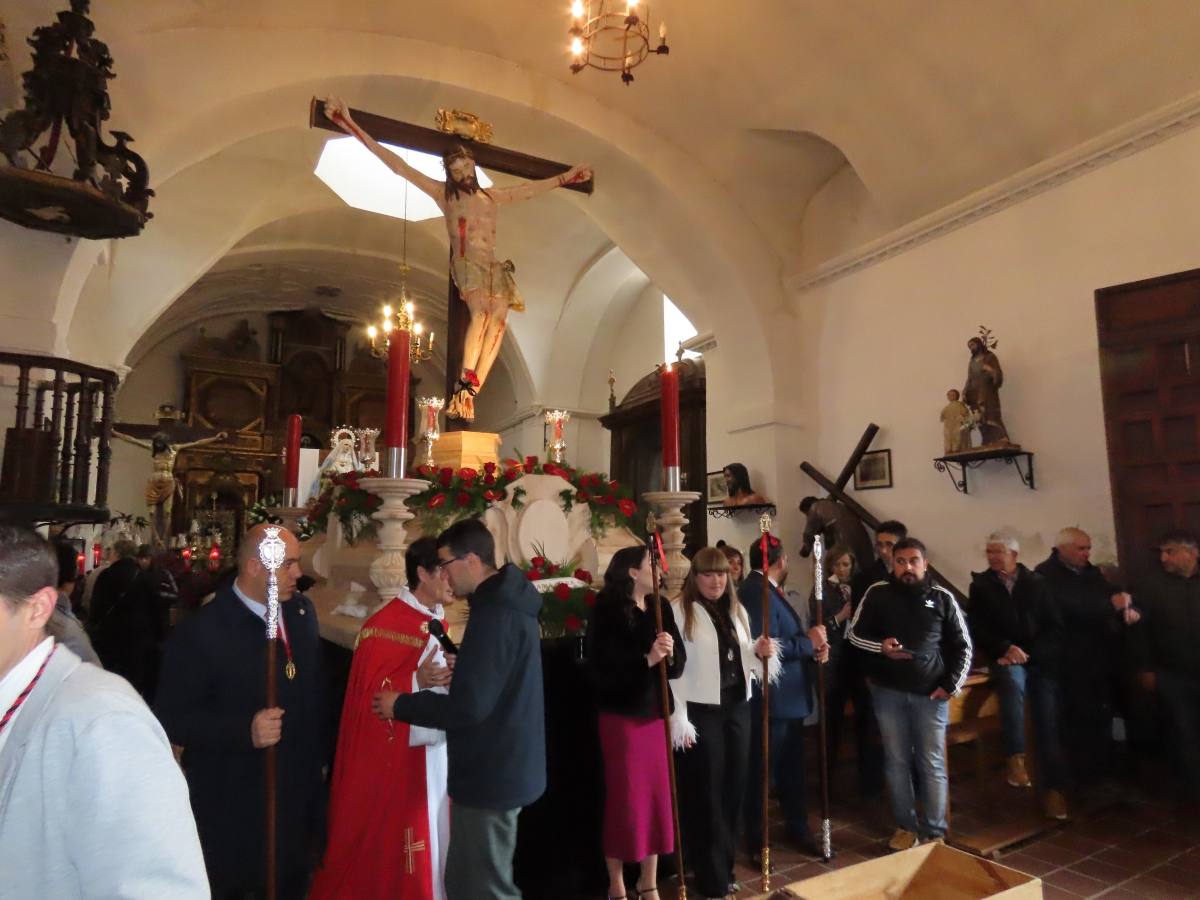 La Piedad y el Cristo de San Luis presencian la ofrenda de la vela