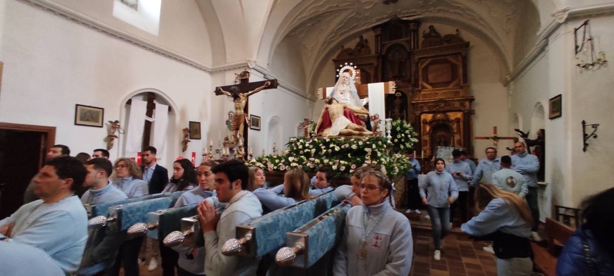 La Piedad y el Cristo de San Luis presencian la ofrenda de la vela