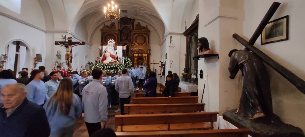 La Piedad y el Cristo de San Luis presencian la ofrenda de la vela