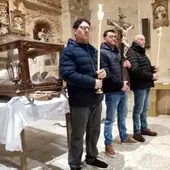 Villoria celebra su viacrucis de hombres en el interior de la iglesia