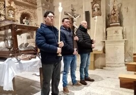 Villoria celebra su viacrucis de hombres en el interior de la iglesia