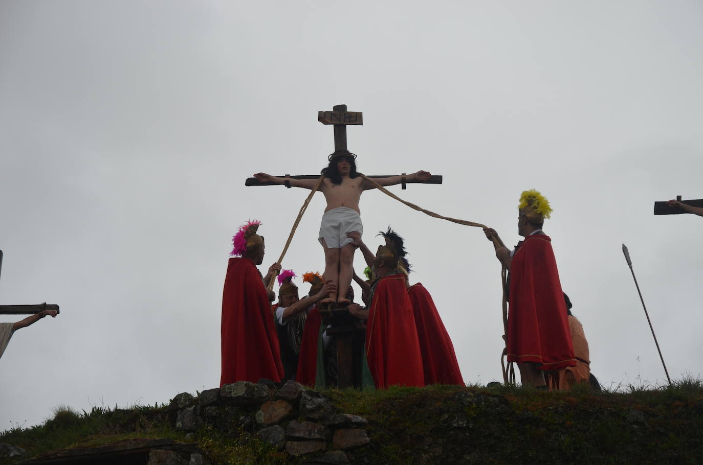 La lluvia añade dramatismo a La Pasión de Serradilla