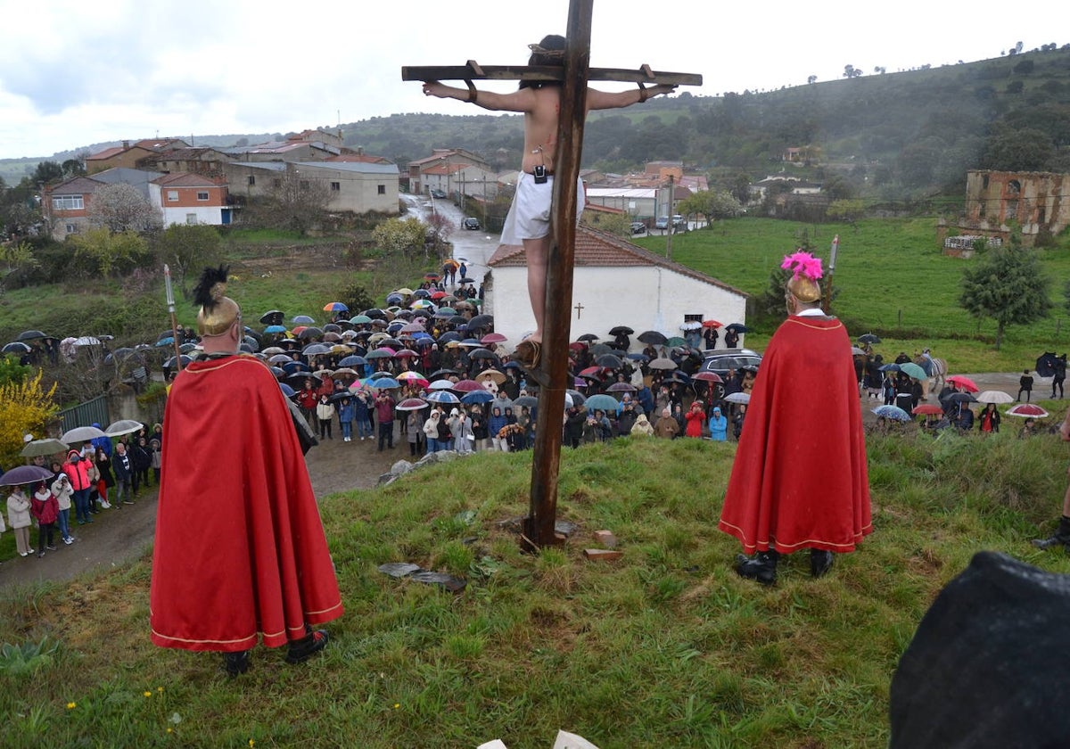 La lluvia añade dramatismo a La Pasión de Serradilla