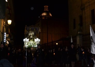 Nuestra Señora de la Soledad, con la Catedral de Ciudad Rodrigo al fondo