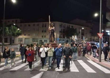 Imagen secundaria 1 - Diferentes momentos del recorrido de la procesión por las calles de Guijuelo.