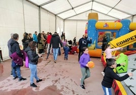 La carpa permitió que los niños disfrutaran de los hinchables sin temor a la lluvia.