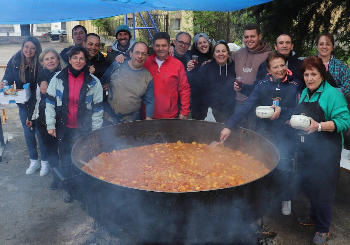 El Tejado disfruta de sus tradicionales patatas en una jornada de convivencia vecinal