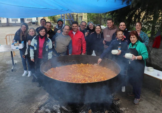 Los encargados de la comida y la intendencia, satisfechos tras el reparto de las patatas