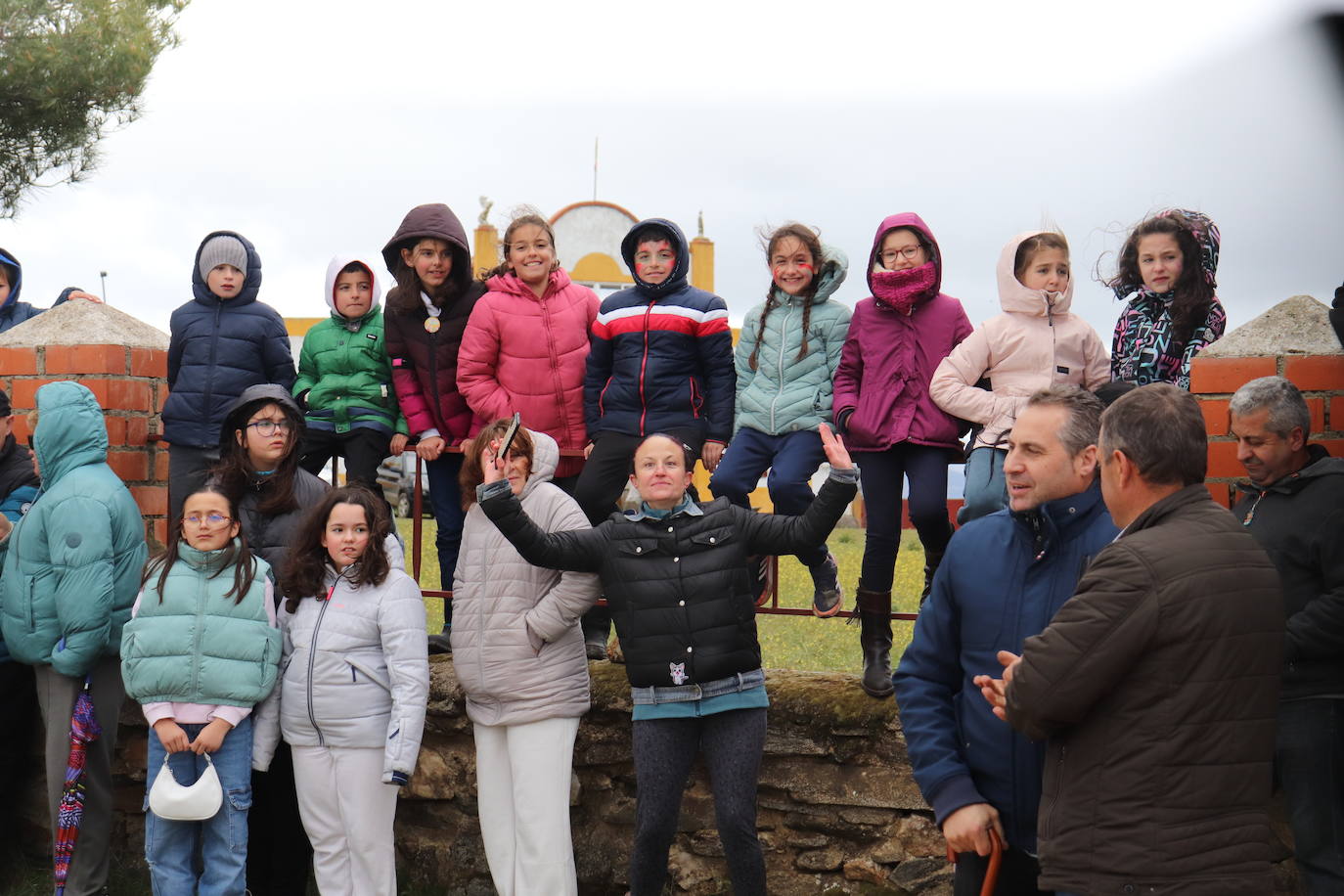 Los quintos de Cespedosa de Tormes desafían a la lluvia y celebran la carrera de cintas