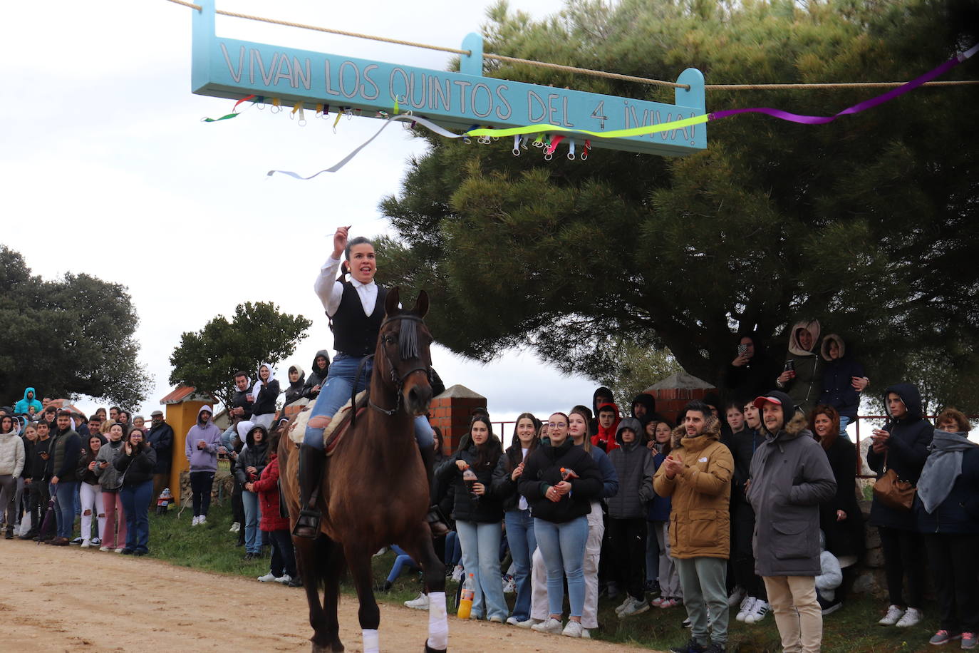 Los quintos de Cespedosa de Tormes desafían a la lluvia y celebran la carrera de cintas