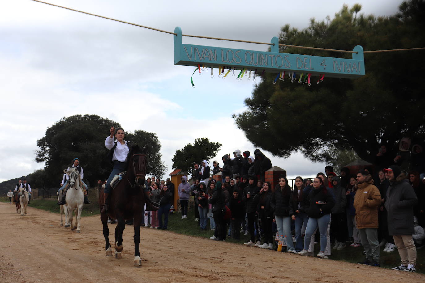 Los quintos de Cespedosa de Tormes desafían a la lluvia y celebran la carrera de cintas