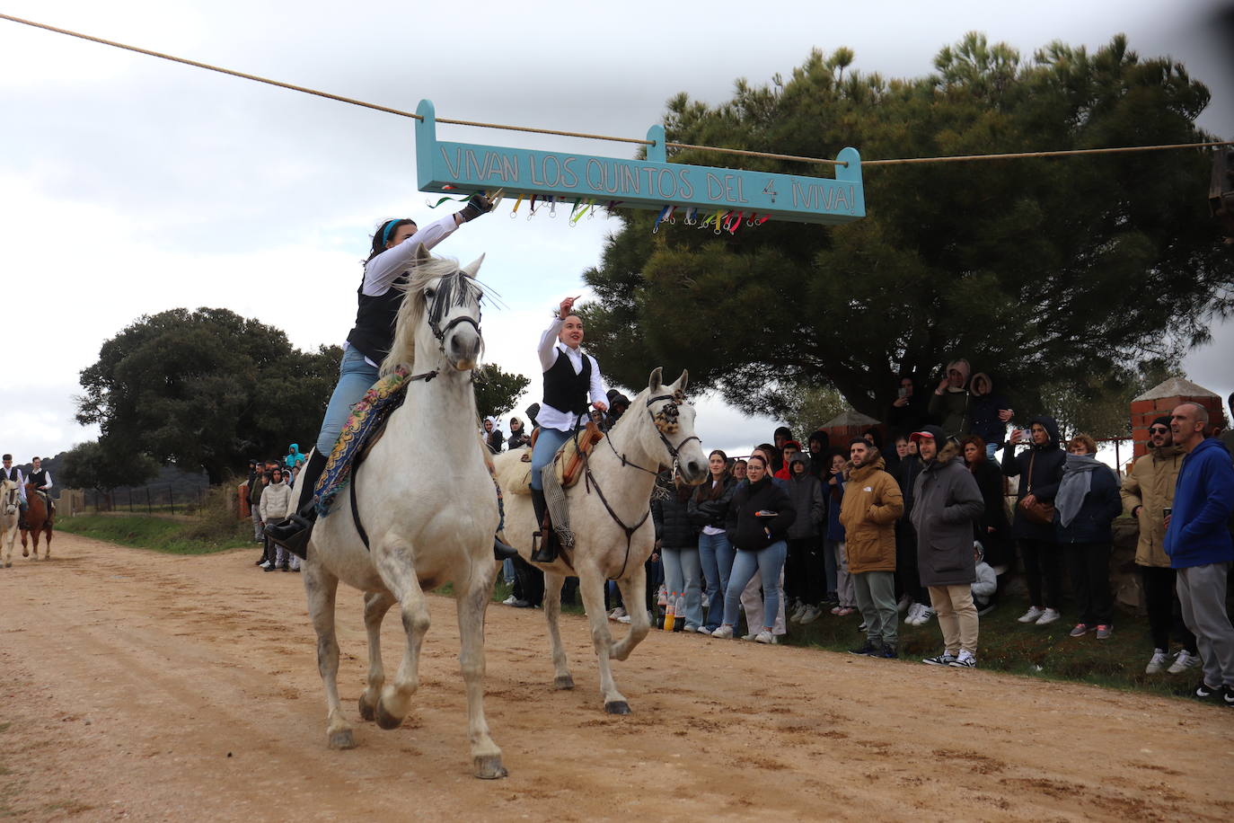 Los quintos de Cespedosa de Tormes desafían a la lluvia y celebran la carrera de cintas