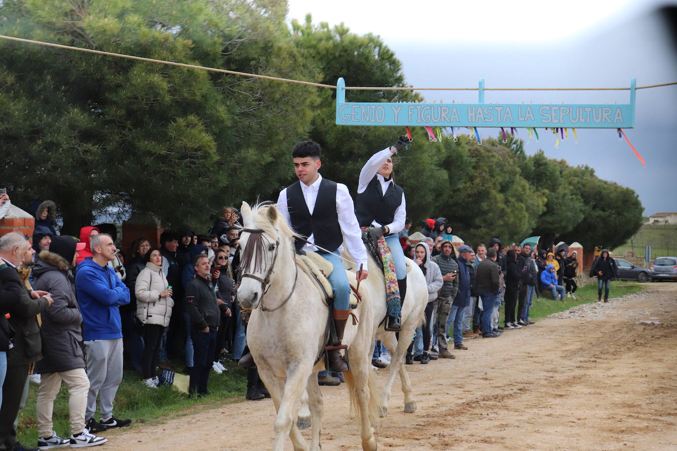 Los quintos de Cespedosa de Tormes desafían a la lluvia y celebran la carrera de cintas