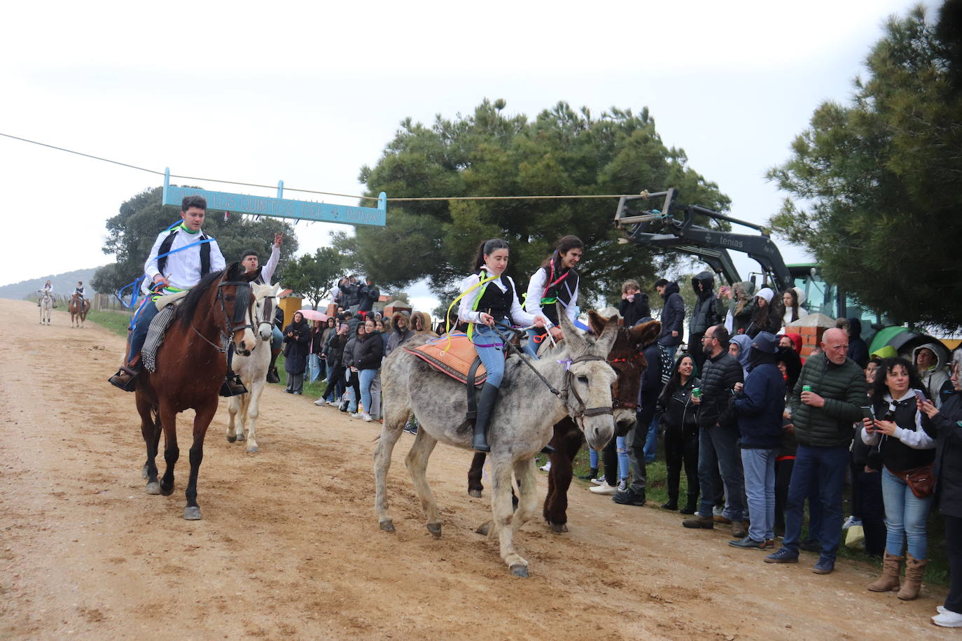 Los quintos de Cespedosa de Tormes desafían a la lluvia y celebran la carrera de cintas