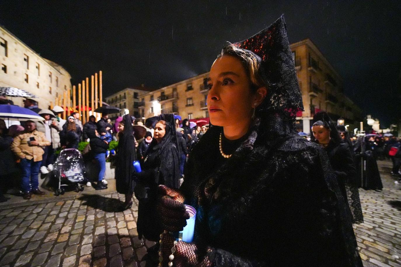 En imágenes: cientos de fieles acompañan a La Soledad en su noche de luto por las calles de Salamanca