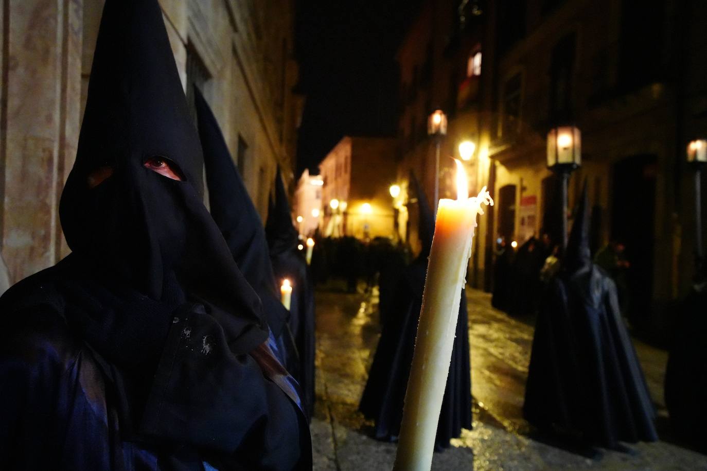 En imágenes: cientos de fieles acompañan a La Soledad en su noche de luto por las calles de Salamanca