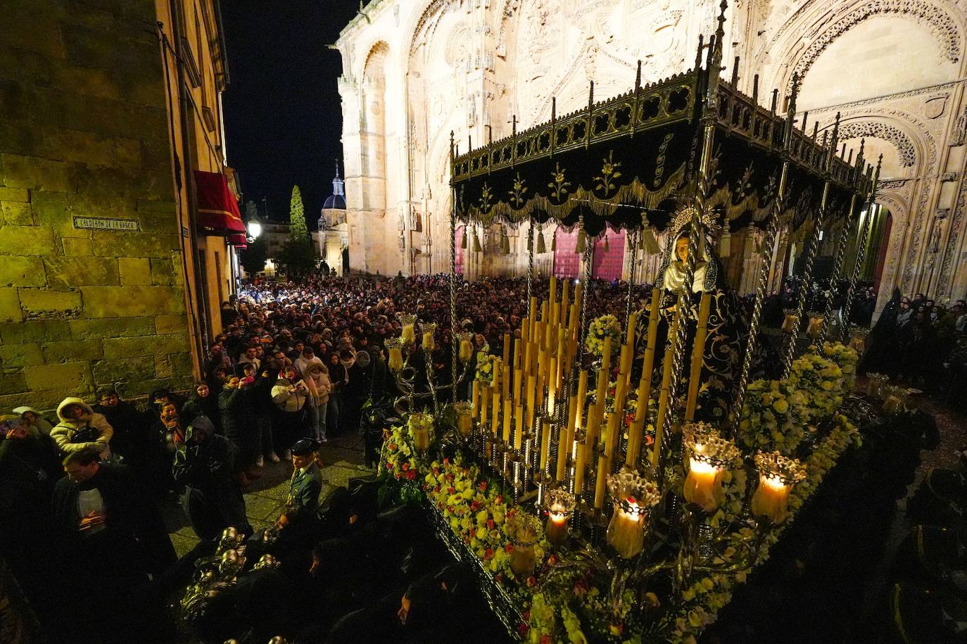 En imágenes: cientos de fieles acompañan a La Soledad en su noche de luto por las calles de Salamanca