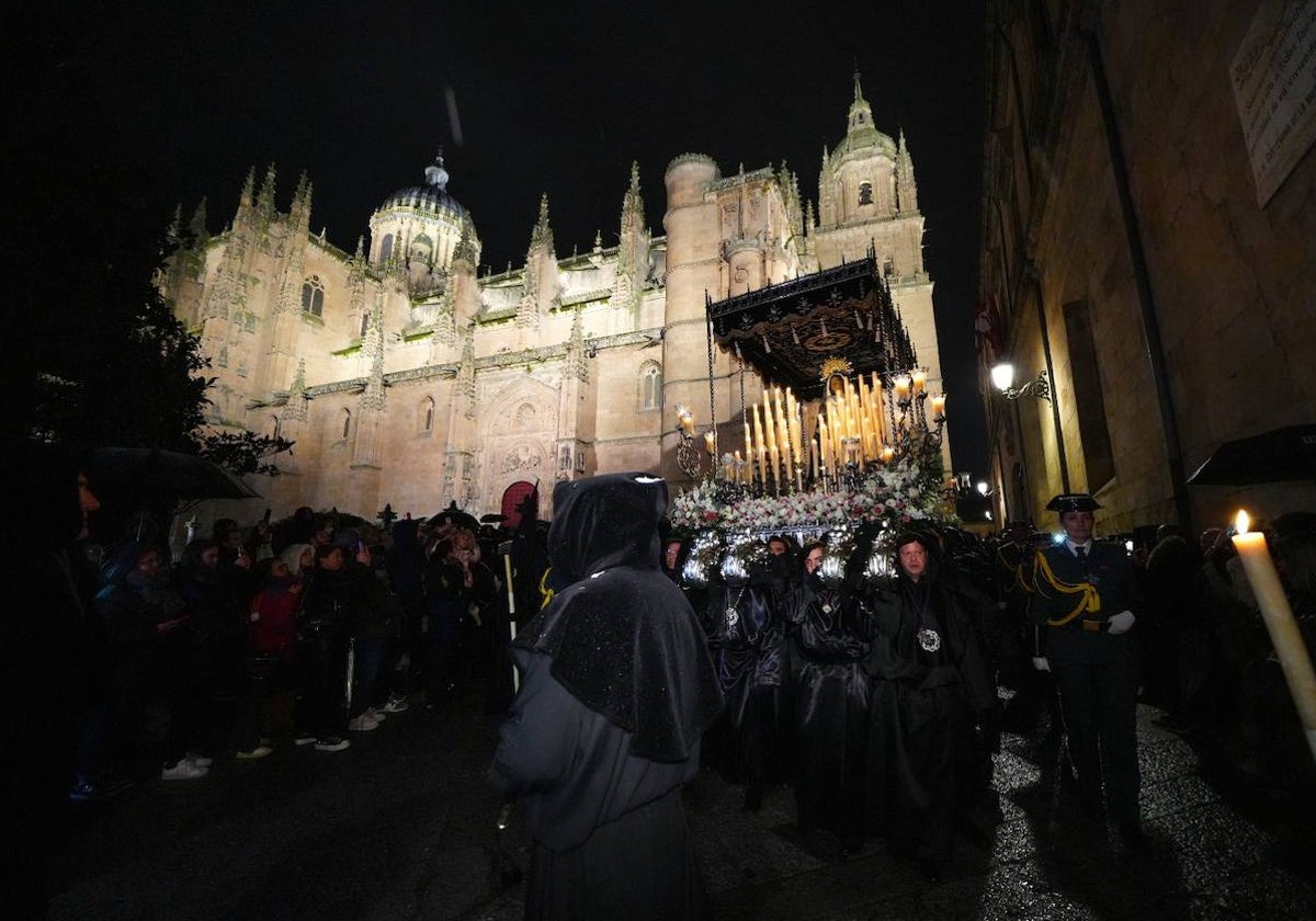 En imágenes: cientos de fieles acompañan a La Soledad en su noche de luto por las calles de Salamanca