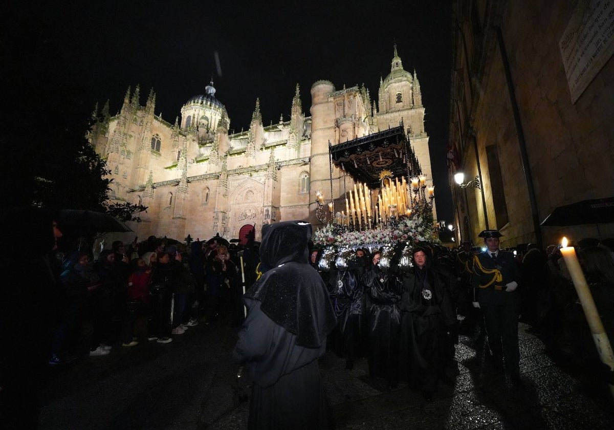 En imágenes: cientos de fieles acompañan a La Soledad en su noche de luto por las calles de Salamanca