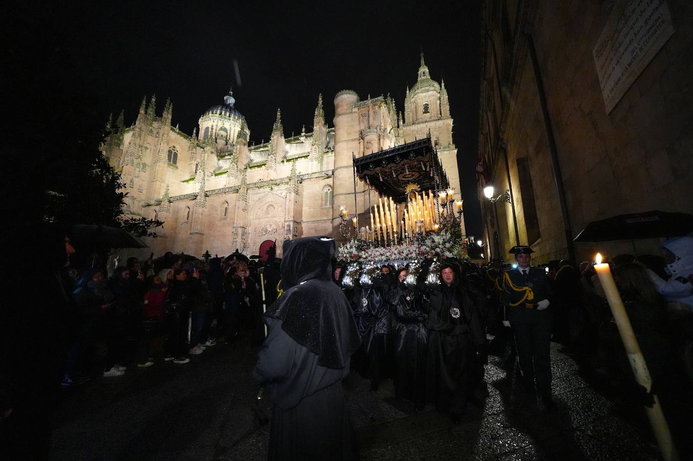 En imágenes: cientos de fieles acompañan a La Soledad en su noche de luto por las calles de Salamanca